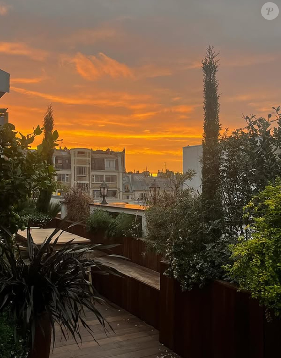 Un extérieur presque sans vis-à-vis qui offre une vue superbe sur Paris, notamment au moment des couchers de soleil. Pour préserver sa tranquillité, Etienne Carbonnier ne précise pas dans quel quartier de la capitale il s'est installé.

Etienne Carbonnier donne un aperçu de son appartement.
