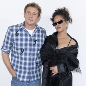 Une pléiade de stars internationales et de personnalités de premier plan ont illuminé le premier rang.

Jonathan Anderson et Rihanna au photocall en backstage du défilé Dior Collection Femme Prêt-à-Porter Printemps/Eté 2027 lors de la Fashion Week de Paris, le 29 septembre 2026. 

© Olivier Borde / Bestimage