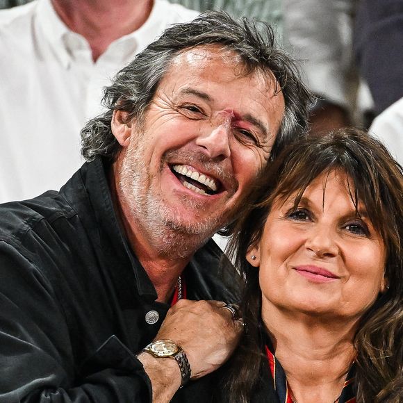 Jean-Luc Reichmann et Nathalie Lecoultre en tribunes lors de la finale de rugby Top 14 opposant le Stade Toulousain Rugby (Toulouse) au Stade Rochelais (La Rochelle) au Stade de France à Saint-Denis, Seine Saint-Denis, le 17 juin 2023. Crédit Matthieu Mirville/Bestimage