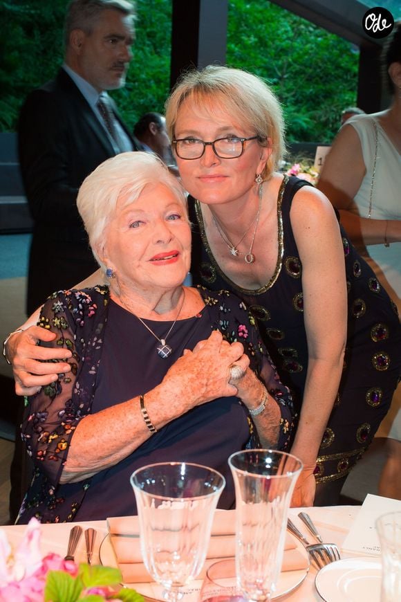 La star a toujours entretenu une relation fusionnelle et quasi-familiale avec eux. Amie inconditionnelle et soutien de la première heure de Jacques Chirac, elle a également toujours été un roc pour l'ancienne Première dame, Bernadette Chirac. 

Line Renaud et Claude Chirac - Dîner anniversaire pour les 10 ans du Musée du quai Branly - Jacques Chirac à Paris, France, le 23 juin 2016. © Romuald Meigneux/Bestimage