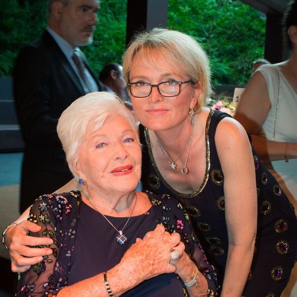 La star a toujours entretenu une relation fusionnelle et quasi-familiale avec eux. Amie inconditionnelle et soutien de la première heure de Jacques Chirac, elle a également toujours été un roc pour l'ancienne Première dame, Bernadette Chirac. 

Line Renaud et Claude Chirac - Dîner anniversaire pour les 10 ans du Musée du quai Branly - Jacques Chirac à Paris, France, le 23 juin 2016. © Romuald Meigneux/Bestimage