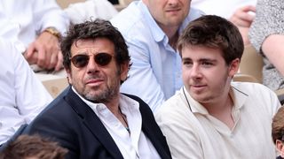 "Très pointu et très accessible" : Patrick Bruel évoque le projet ambitieux de son fils Oscar, diplômé en neurosciences