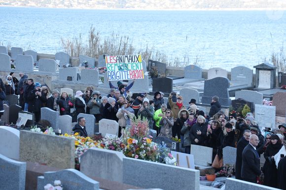 À travers ce dernier hommage, le cercueil en osier apparaît désormais comme un choix à la fois personnel, engagé et de plus en plus assumé.

La famille et les amis proches lors de l'inhumation dans l'intimité de Brigitte Bardot dans le caveau familial du cimetière marin de Saint-Tropez, France, le 7 janvier 2026. Les Gypsies ont joué sans arrêt jusqu'à la mise au tombeau. Seule la famille a pu assister et la fondation. Les autres invités laissés en contrebas sans vue sur la tombe. Mireille et Niclo avec la famille pour la mise au tombeau. Chacun a jeté une fleur de tournesol. Nicolas très ému soutenu vraiment par sa femme et une fille. Chico a chanté l'Ave Maria devant la tombe en mode musique gitane avec ses guitaristes. © Bestimage