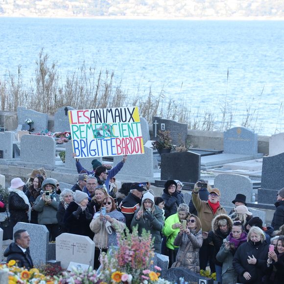 À travers ce dernier hommage, le cercueil en osier apparaît désormais comme un choix à la fois personnel, engagé et de plus en plus assumé.

La famille et les amis proches lors de l'inhumation dans l'intimité de Brigitte Bardot dans le caveau familial du cimetière marin de Saint-Tropez, France, le 7 janvier 2026. Les Gypsies ont joué sans arrêt jusqu'à la mise au tombeau. Seule la famille a pu assister et la fondation. Les autres invités laissés en contrebas sans vue sur la tombe. Mireille et Niclo avec la famille pour la mise au tombeau. Chacun a jeté une fleur de tournesol. Nicolas très ému soutenu vraiment par sa femme et une fille. Chico a chanté l'Ave Maria devant la tombe en mode musique gitane avec ses guitaristes. © Bestimage