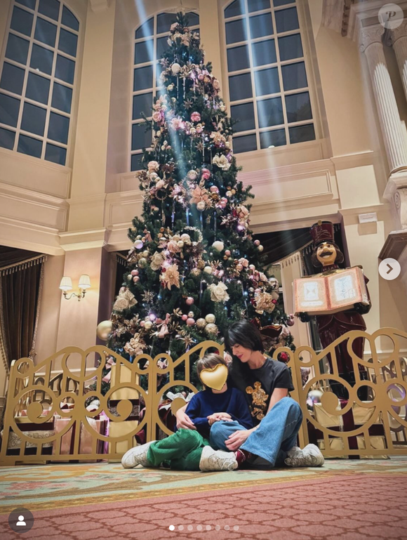 À l’approche de Noël, la chanteuse a offert à son enfant une parenthèse magique loin du quotidien.

Nolwenn Leroy à Disneyland Paris. Capture Instagram.