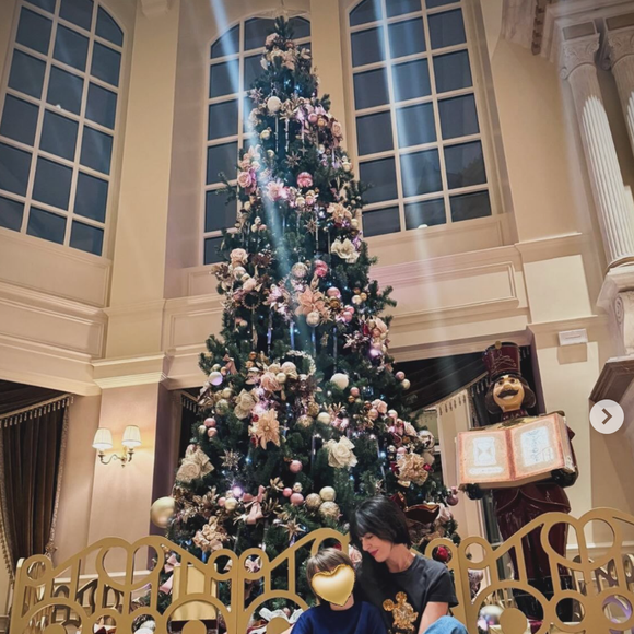 À l’approche de Noël, la chanteuse a offert à son enfant une parenthèse magique loin du quotidien.

Nolwenn Leroy à Disneyland Paris. Capture Instagram.