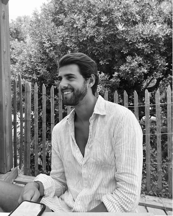 Très proche de son père, Arthur a grandi à ses côtés après le divorce de ses parents.

Arthur Guérineau sur Instagram.