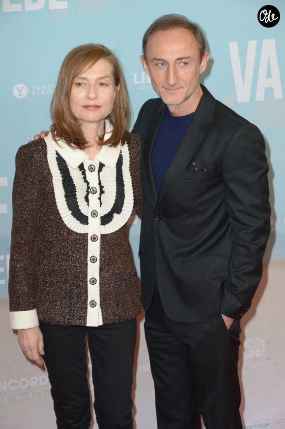 Le réalisateur Guillaume Nicloux et l'actrice Isabelle Huppert à leur arrivée pour l'inauguration de la Semaine du cinéma français et la séance photo consacrée au film « Valley of Love » à Berlin, en Allemagne, le 9 décembre 2015. Photo de Dominique Ecken/DDP Images/ABACAPRESS.COM