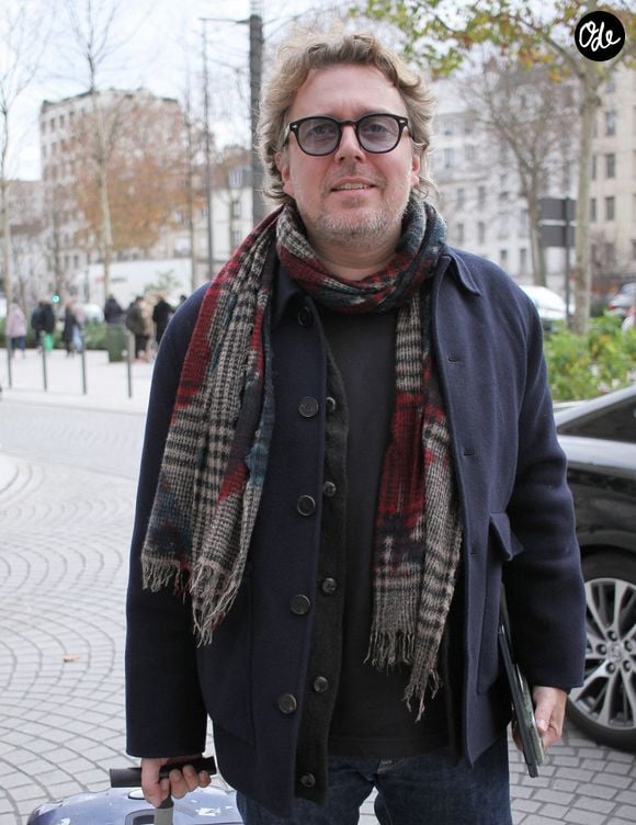 Alex Vizorek à la sortie des studios de RTL à Neuilly-sur-Seine, le 18 décembre 2025. © Jonathan Rebboah / Bestimage