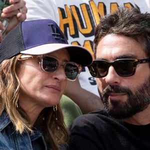 Camille Cottin et son compagnon Benjamin Mahon de Monaghan en tribunes lors de la finale messieurs des Internationaux de France de Tennis de Roland Garros 2025 (jour 15), à Paris, France, le 8 juin 2025. © Cyril Moreau/Bestimage