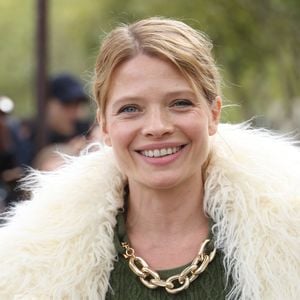 Mélanie Thierry au défilé Rabanne Collection Femme Prêt-à-Porter Printemps/Eté 2026 lors de la Fashion Week de Paris, le 2 octobre 2025. 

Photo : Denis Guignebourg / Bestimage