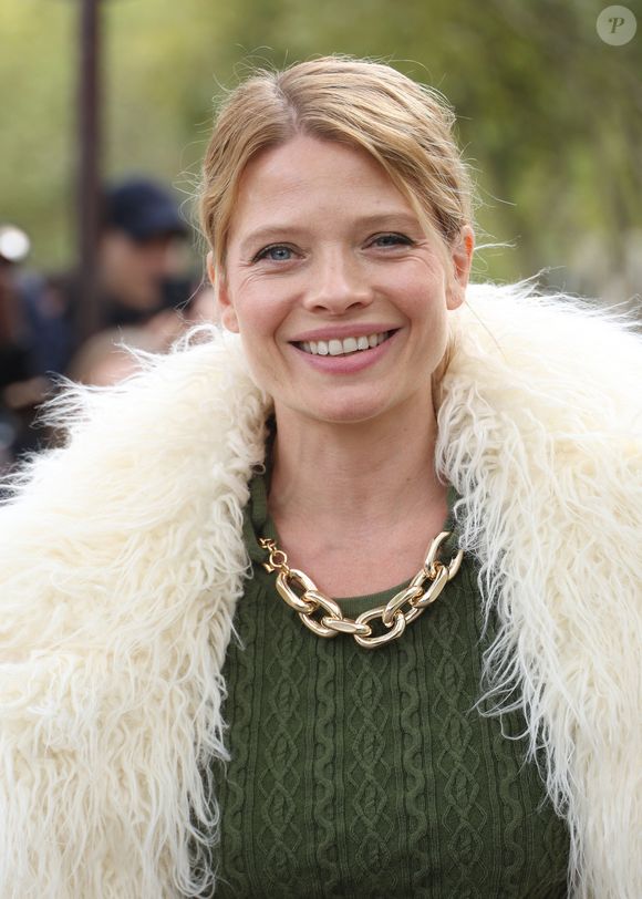 Mélanie Thierry au défilé Rabanne Collection Femme Prêt-à-Porter Printemps/Eté 2026 lors de la Fashion Week de Paris, le 2 octobre 2025. 

Photo : Denis Guignebourg / Bestimage