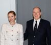 Pour l’occasion, elle portait un ensemble blanc très tendance.

Le Prince Albert II de Monaco et la Princesse Charlène de Monaco assistent au 75ème anniversaire de l'Amicale des ainés monégasques à l'Hôtel Méridien de Monte-Carlo, Monaco, le 5 décembre 2025. 

Photo : Jean-Charles Vinaj/ABACAPRESS.COM