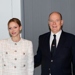Pour l’occasion, elle portait un ensemble blanc très tendance.

Le Prince Albert II de Monaco et la Princesse Charlène de Monaco assistent au 75ème anniversaire de l'Amicale des ainés monégasques à l'Hôtel Méridien de Monte-Carlo, Monaco, le 5 décembre 2025. 

Photo : Jean-Charles Vinaj/ABACAPRESS.COM