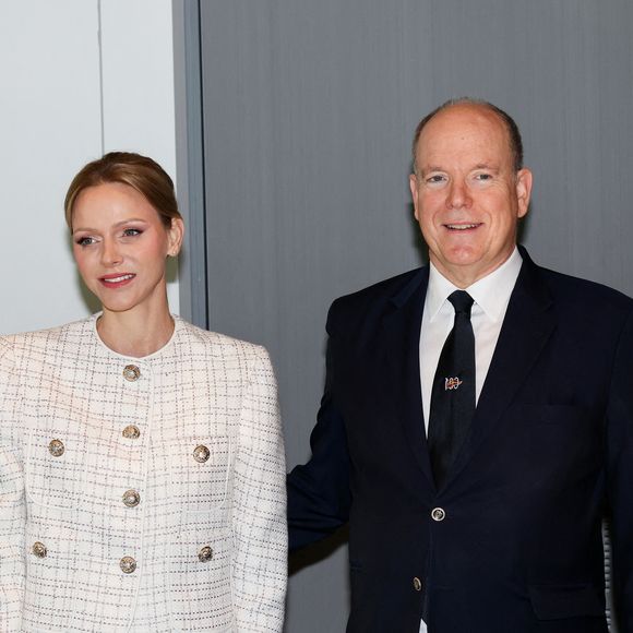 Pour l’occasion, elle portait un ensemble blanc très tendance.

Le Prince Albert II de Monaco et la Princesse Charlène de Monaco assistent au 75ème anniversaire de l'Amicale des ainés monégasques à l'Hôtel Méridien de Monte-Carlo, Monaco, le 5 décembre 2025. 

Photo : Jean-Charles Vinaj/ABACAPRESS.COM