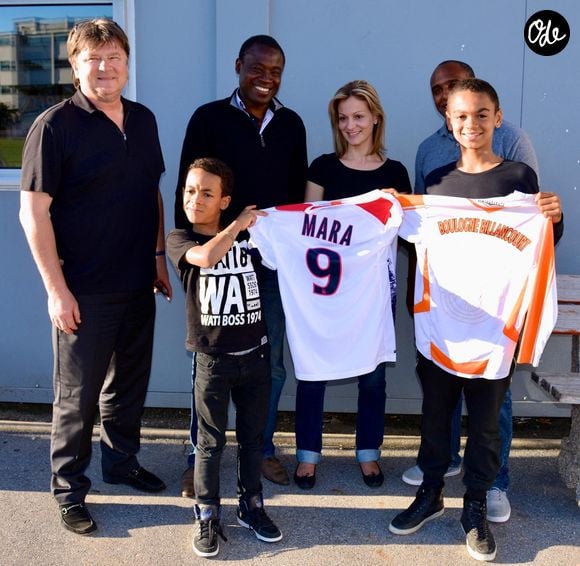 Footballeur professionnel, Sékou Mara a également pris la pose aux côtés de sa mère devant les photographes présents pour l'événement.

Exclusif - Yannick Stopyra, responsable du recrutement au centre de formation des Girondins de Bordeaux, Audrey Crespo-Mara, son mari Aliou Mara, leurs fils Sékou (2002) et Lamine (2005) le 26 avril 2015 à Bordeaux. Agence / Bestimage