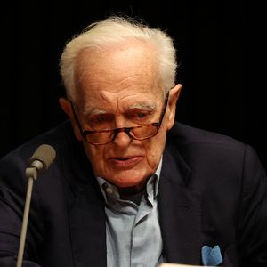 Exclusif - Le journaliste, homme de médias, scénariste, réalisateur et écrivain Philippe Labro à la Station Ausone - Librairie Mollat à Bordeaux, le 18 octobre 2024, pour un échange avec ses lecteurs et la présentation de son romzn "Deux gimlets sur la 5e Avenue" - Gallimard. © Jean-Marc Lhomer/Bestimage