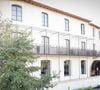 La direction souligne également "le travail accompli aux côtés de nos équipes durant ces premiers mois riches en apprentissages".

Exclusif - Patrick Bruel inaugure son hôtel cinq étoiles "L'Isle de Leos MGallery" à L'Isle-sur-la-Sorgue, France, le 23 septembre 2025. © Jack Tribeca / Bestimage