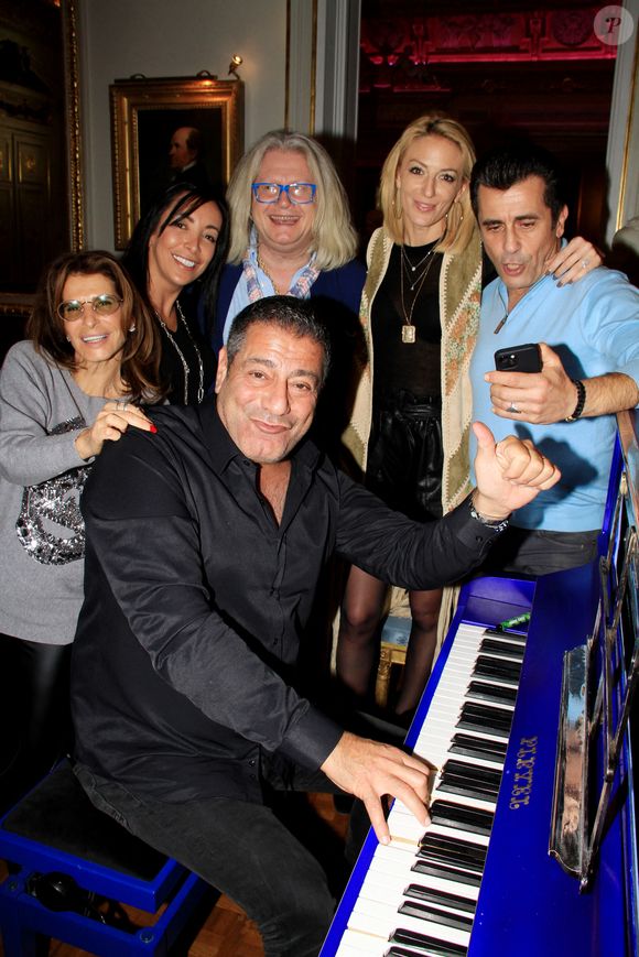 Exclusif - Olivier Ozan et sa femme, guest, Pierre-Jean Chalençon, Bébert, Les Forbans (Albert Kassabi) et sa compagne Astrid - People au dîner "Couscous" chez Pierre-Jean Chalençon au Palais Vivienne à Paris. Le 9 février 2022 © BALDINI / BESTIMAGE