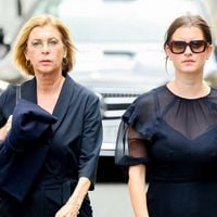 Muriel Robin soutenue par son épouse Anne Le Nen et Michèle Laroque accompagnée de sa fille pour la cérémonie de Bernadette Chirac