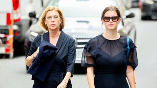 Muriel Robin soutenue par son épouse Anne Le Nen et Michèle Laroque accompagnée de sa fille pour la cérémonie de Bernadette Chirac