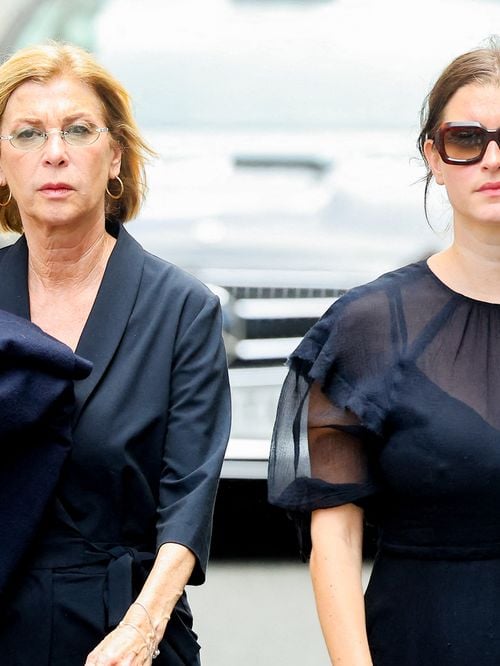 Muriel Robin soutenue par son épouse Anne Le Nen et Michèle Laroque accompagnée de sa fille pour la cérémonie de Bernadette Chirac