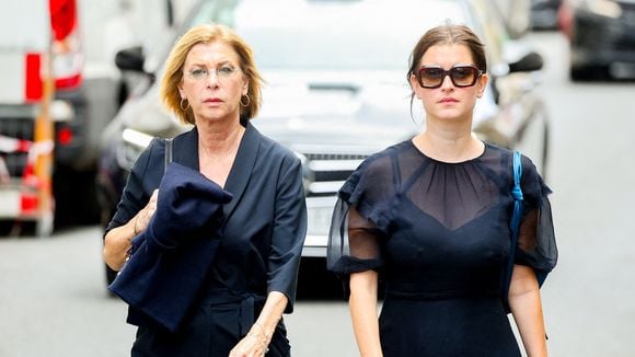 Muriel Robin soutenue par son épouse Anne Le Nen et Michèle Laroque accompagnée de sa fille pour la cérémonie de Bernadette Chirac
