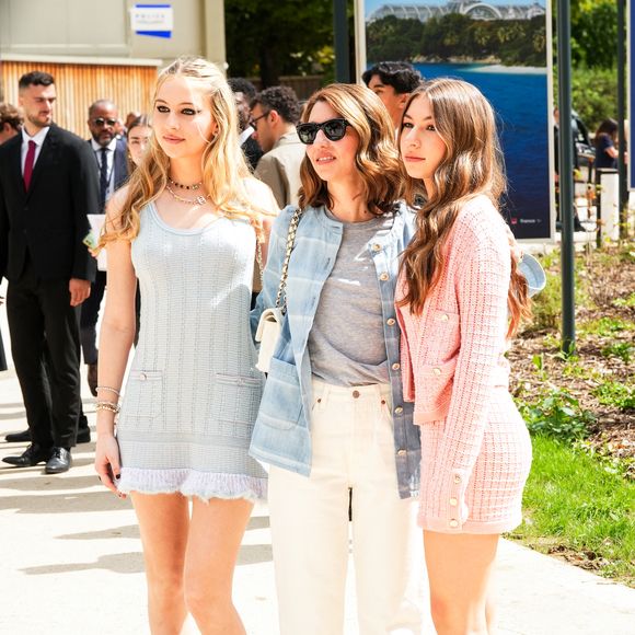 De son côté, Romy a choisit de s'appeler Romy Mars

Romy Croquet Mars, Sofia Coppola et Cosima Croquet assistent au défilé Chanel Haute Couture Automne-Hiver 2025/2026 dans le cadre de la Fashion Week de Paris, le 8 juillet 2025 à Paris, en France.  (Photo de Lucia Sabatelli/Bestimage)