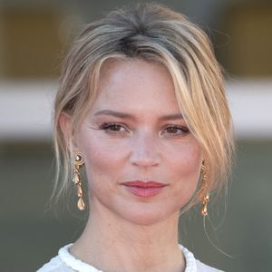 Comment se nourrit l'actrice de Benedetta ? Fait-elle du sport ? C'est au cours de divers entretiens que Virginie Efira a livré quelques bribes de son secret de beauté. 

Virginie Efira - Tapis rouge du film "L'Evénement" lors du festival international du film de Venise (La Mostra), le 6 septembre 2021.