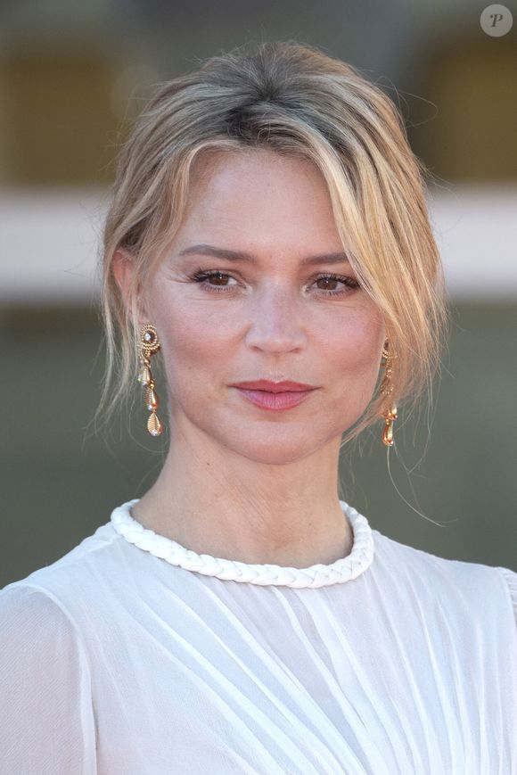 Comment se nourrit l'actrice de Benedetta ? Fait-elle du sport ? C'est au cours de divers entretiens que Virginie Efira a livré quelques bribes de son secret de beauté. 

Virginie Efira - Tapis rouge du film "L'Evénement" lors du festival international du film de Venise (La Mostra), le 6 septembre 2021.