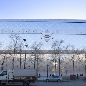 Louis Vuitton va ouvrir son hôtel de luxe de 6000 m2 sur les Champs Elysées !  Situé au 103 avenue des Champs-Elysées à Paris, ce bâtiment incroyable se situera juste en face du célèbre flagship de Louis Vuitton.
 Jack Tribeca/Bestimage