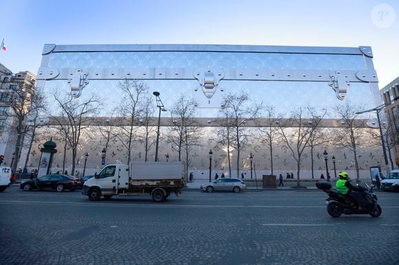 Louis Vuitton va ouvrir son hôtel de luxe de 6000 m2 sur les Champs Elysées !  Situé au 103 avenue des Champs-Elysées à Paris, ce bâtiment incroyable se situera juste en face du célèbre flagship de Louis Vuitton.
 Jack Tribeca/Bestimage