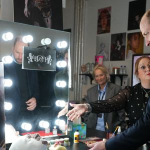 Selon "Histoires royales", le prince a également "testé un produit sur sa main", un produit un peu particulier, qui "provoque des effets sur la peau, et est utilisé dans les effets spéciaux de zombies".

Le Prince de Galles s'entretient avec des étudiants lors d'une visite à la London Screen Academy, afin de rencontrer et de mettre en lumière la prochaine génération de cinéastes et de professionnels de la création britanniques, le mercredi 12 février 2025. Kirsty Wigglesworth/PA Wire