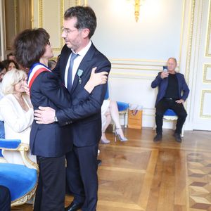 Exclusif - Rachida Dati, Damien Nougarède - Damien Nougarède reçoit des mains de Rachida Dati les insignes de Chevalier dans l’ordre des Arts et Lettres, lors d’une cérémonie organisée dans la salle des mariages de la mairie du 7ème arrondissement à Paris le 15 juillet 2026. © Alain Guizard/Bestimage