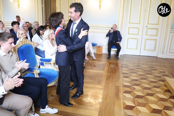 Exclusif - ⁠ Rachida Dati, ⁠Damien Nougarède - ⁠Damien Nougarède reçoit des mains de Rachida Dati les insignes de Chevalier dans l’ordre des Arts et Lettres, lors d’une cérémonie organisée dans la salle des mariages de la mairie du 7ème arrondissement à Paris le 15 juillet 2026. © Alain Guizard/Bestimage