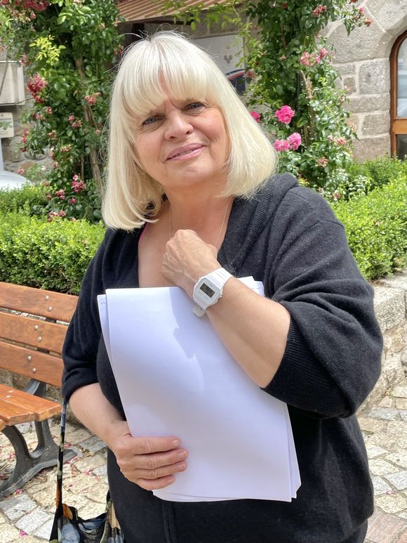 À 63 ans, Isabelle Nanty a donc été victime d’un accident de la route, comme l’a rapporté "78Actu" et confirmé par une source policière auprès du "Figaro".

La prochaine série de TF1 Espionne avec Isabelle Nanty en tournage dans une ville du Cantal à Marcolès (15), France, le 15 juillet 2025. © Fabien Faure/Bestimage