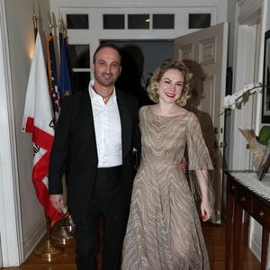 Exclusif -   Émilie Dequenne (en Dior) et son mari Michel Ferracci (en Fursac) arrivent à la maison de l'ambassadeur de Belgique à Los Angeles après la 95ème édition de la cérémonie des Oscars le 12 mars 2023. 
Crédit : Agence / Bestimage