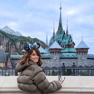 Penelope Cruz - Inauguration du village de la Reine des Neiges sur le site de Disneyland Paris à Marne-la-Vallée le 28 mars 2026. © Disneyland Paris via Bestimage