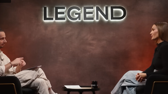 Vitaa dans le programme "Legend" présenté par Guillaume Pley.