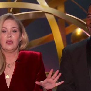 Christina Applegate reçoit une ovation debout alors qu'elle monte sur scène avec une canne pour faire sa présentation aux Emmy Awards. 
© Backgrid UK/ Bestimage