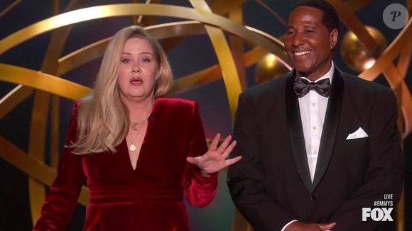 Christina Applegate reçoit une ovation debout alors qu'elle monte sur scène avec une canne pour faire sa présentation aux Emmy Awards. 
© Backgrid UK/ Bestimage