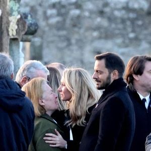 Après la cérémonie réalisée à l'église de La-Trinité-sur-Mer, Marion Maréchal a été vue au cimetière, où Jean-Marie a été enterré auprès de sa mère et son père.

Marion Marechal et son mari Vincenzo Sofo - Le clan Le Pen se rend au cimetière de la Trinité-sur-Mer après les obsèques de Jean-Marie Le Pen en l'église Saint-Joseph le 11 janvier 2025
Dominique Jacovides / Guillaume Collet / Bestimage