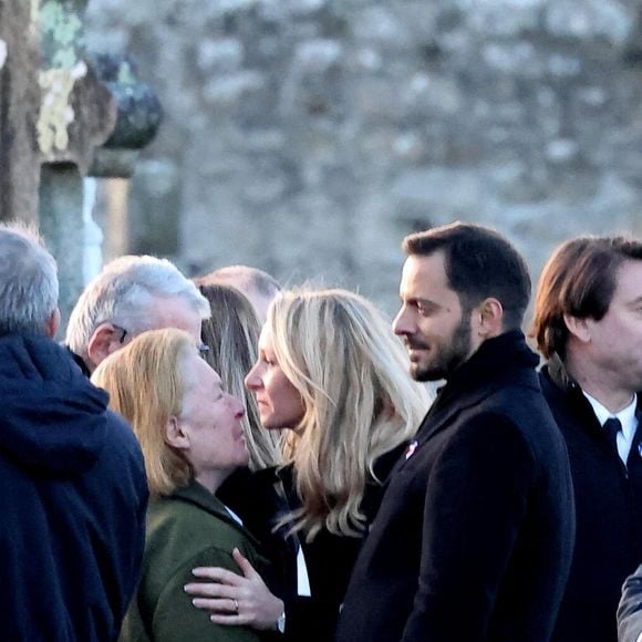 Après la cérémonie réalisée à l'église de La-Trinité-sur-Mer, Marion Maréchal a été vue au cimetière, où Jean-Marie a été enterré auprès de sa mère et son père.

Marion Marechal et son mari Vincenzo Sofo - Le clan Le Pen se rend au cimetière de la Trinité-sur-Mer après les obsèques de Jean-Marie Le Pen en l'église Saint-Joseph le 11 janvier 2025
Dominique Jacovides / Guillaume Collet / Bestimage