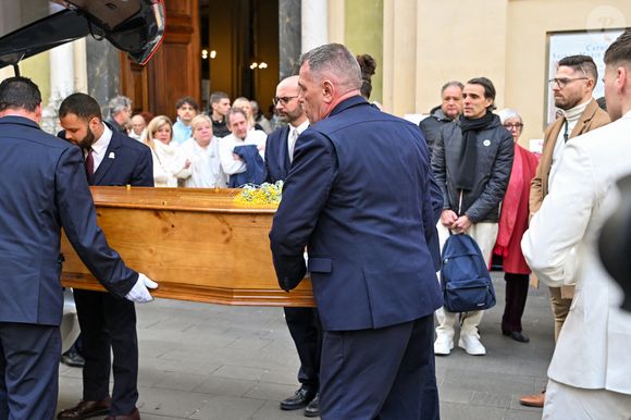 Le cercueil de la défunte avec Céline Olive (fille de E.Leclercq) et sa fille Ondine (petite-fille de E.Leclercq) à la sortie des obsèques d'Evelyne Leclercq en la cathédrale Sainte-Réparate de Nice, France, le 13 janvier 2026. Une tenue blanche ou claire est souhaitée pour la cérémonie. Ni fleurs, ni couronnes. Selon la volonté de la défunte Evelyne, des dons en faveur du pôle cancérologie Arnault Tzanck pourront être effectués par chèque à l'ordre de FDD AAT ou via un lien numérique HelloAsso - Campagne de dons, Institut du Cancer de Mougins. © Bruno Bebert/Bestimage
