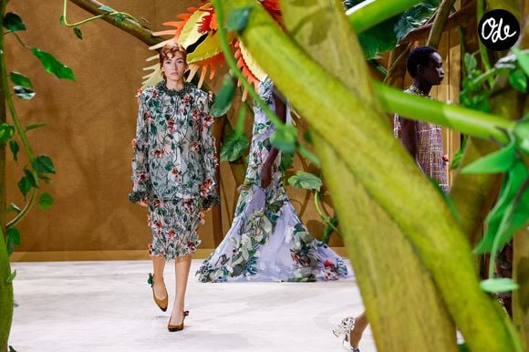 Découvrez un spectacle spectaculaire, où la nature luxuriante rencontre l'artisanat d'exception, brouillant les frontières entre rêve et réalité. 

Défilé de mode Chanel Collection Haute Couture Automne/Hiver 2026-2027 lors de la Fashion Week de Paris (PFW) au Grand Palais, à Paris, France, le 7 juillet 2026. © Bestimage