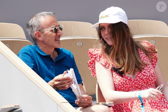 Elie Semoun et sa compagne Aude dans les tribunes lors des Internationaux de France de Tennis de Roland Garros 2023. Paris, le 10 juin 2023. © Jacovides-Moreau / Bestimage
