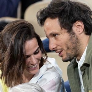 Le chanteur Vianney et sa femme Catherine Robert en tribunes lors des Internationaux de France de Tennis de Roland Garros 2025, à Paris, France, le 6 juin 2025. © Jacovides-Moreau/Bestimage