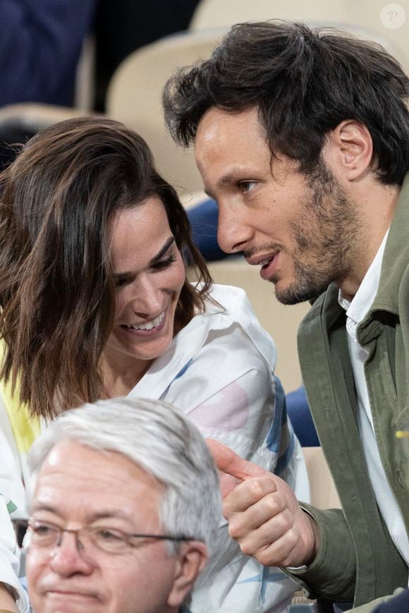 Le chanteur Vianney et sa femme Catherine Robert en tribunes lors des Internationaux de France de Tennis de Roland Garros 2025, à Paris, France, le 6 juin 2025. © Jacovides-Moreau/Bestimage