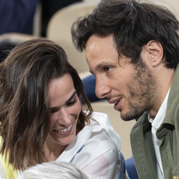 Le chanteur Vianney et sa femme Catherine Robert en tribunes lors des Internationaux de France de Tennis de Roland Garros 2025, à Paris, France, le 6 juin 2025. © Jacovides-Moreau/Bestimage