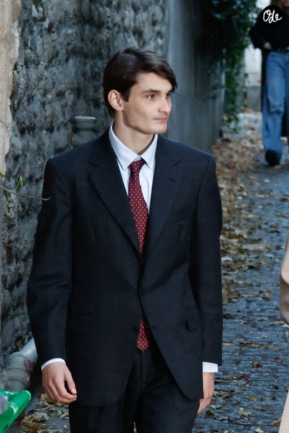 Un nouveau voyage pour ce véritable globe-trotteur. 
Aurélien Enthoven - La famille et les soutiens de Nicolas Sarkozy se sont réunis devant son domicile le jour de son incarcération à la prison de la Santé à Paris le 21 octobre 2025. © Moreau / Jacovides / Bestimage